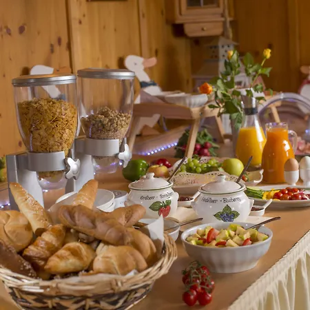 Hotel-pension Lackenbauer 4*